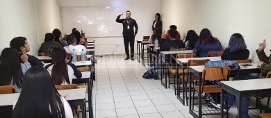 Reciben estudiantes de preparatoria pláticas sobre violencia de género en el noviazgo