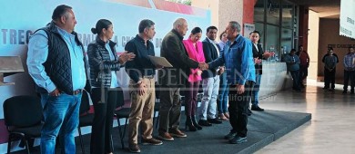 Entrega VCC 191 permisos a choferes de taxis en La Paz