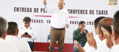 En Los Cabos, entrega el gobernador Castro Cosío nuevos permisos a taxistas