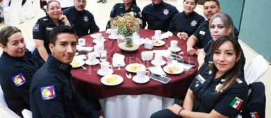 Reconoce Gobernador Víctor Castro a policías en su día