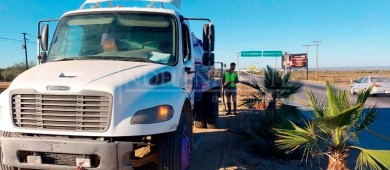 Continúa el Ayto La Paz con el  riego de áreas verdes y deportivas con la pipa púrpura