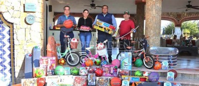 Empresarios realizan donación de 150 juguetes para la niñez de Cabo San Lucas