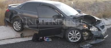 Carro choca contra un barandal de la carretera al sur