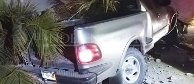 Joven de 19 años derriba 3 postes de luz y se impacta contra barda