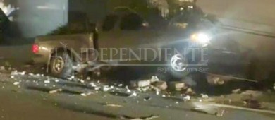 Joven de 19 años derriba 3 postes de luz y se impacta contra barda