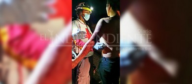 Dos jóvenes vuelcan su vehículo por exceso de velocidad