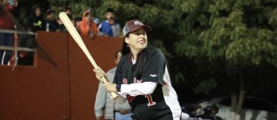 Entrega Alcaldesa de La Paz alumbrado del campo de béisbol en El Carrizal