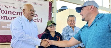 Entrega el gobernador Castro Cosío ambulancia comprometida a la comunidad de Las Barrancas