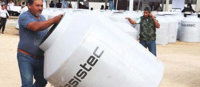 Autoridades municipales entregaron 150 tinacos para familias de CSL