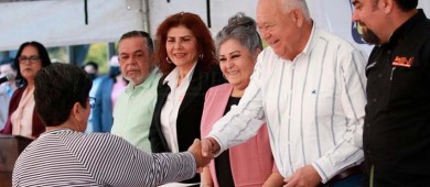 Entrega gobernador VCC, plazas e interinatos a trabajadores de la educación