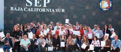 Entrega gobernador VCC, plazas e interinatos a trabajadores de la educación