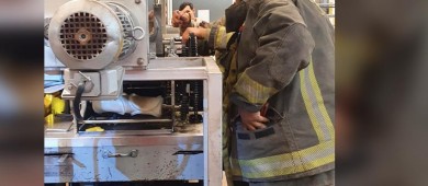 LE QUEDÓ ATORADA LA MANO EN UNA MÁQUINA DE TORTILLAS