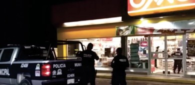 Cuchillo en mano asaltan Oxxo en La Paz