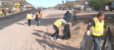 Personal de barrido manual realizó barrido de 8 kilómetros de carreteras en La Paz