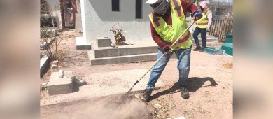 Realiza Servicios Públicos limpieza en el panteón de Los San Juanes