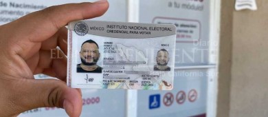 Entrega INE la primera identificación no binaria en BCS