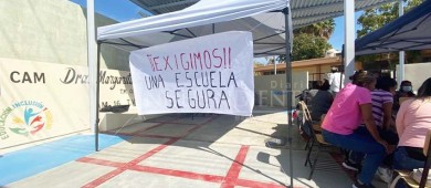 Plantón en el CAM de SJC; exigen padres una escuela segura