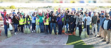 Entrega Alcaldesa uniformes y equipo operativo al área de barrido manual