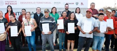 Entrega Ayuntamiento de La Paz escrituras a colonos de Valle Dorado