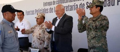 Condecora gobernador Castro Cosío, a elementos de seguridad pública