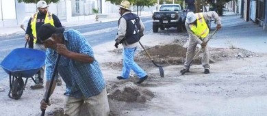 Realiza Servicios Públicos limpieza de calles por fuga de agua
