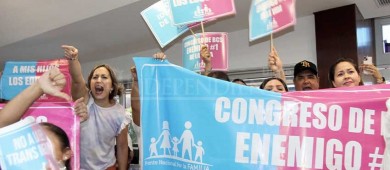 Protestas contra la Ley de Infancias Trans cimbran el Congreso de BCS