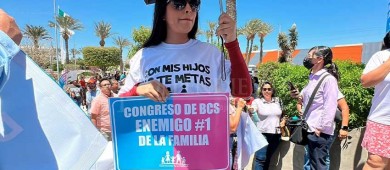 Protestas contra la Ley de Infancias Trans cimbran el Congreso de BCS