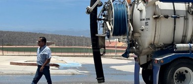 Ante la temporada de ciclones y huracanes, realiza Oomsapas Los Cabos trabajos preventivos en la red de alcantarillado