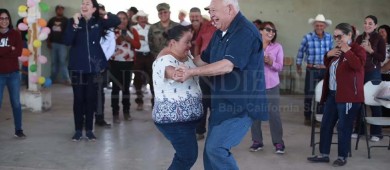 Entrega el gobernador Castro Cosío apoyos a proyectos productivos en Mulegé y supervisa obra carretera Vizcaíno-Guerrero Negro