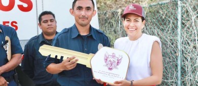 Entrega presidenta municipal unidad bombera en Los Barriles