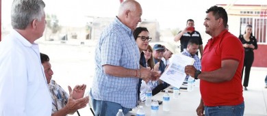 En Comondú compromiso cumplido: entrega gobernador VCC apoyos en El Chicharrón