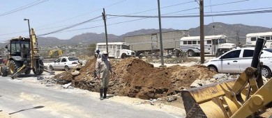 Para asegurar el tandeo de la colonia Leonardo Gastélum en Cabo San Lucas, repara OOMSAPAS Los Cabos fuga sobre Avenida a La Candelaria