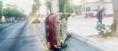 La venció el cansancio y terminó volcando su vehículo