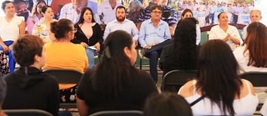 Entrega Leggs Castro apoyos en salud y educación por más de 400 mil pesos