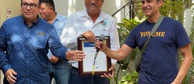 Entrega el alcalde Leggs Castro reconocimiento a participantes de las Fiestas de la Pitahaya