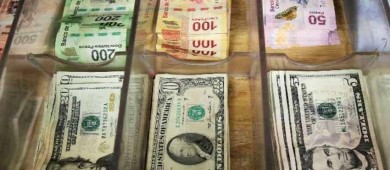 Peso avanza en jornada errática; bolsa mexicana cae