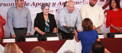 Reconoce gobierno del estado a trabajadores de apoyo y asistencia a la educación por años de servicio