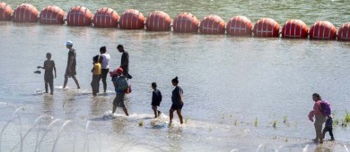 Gobernador de Texas rechaza retirar boyas del río Bravo pese a orden Federal