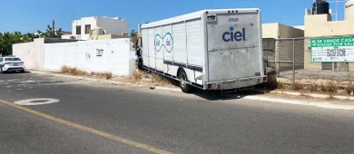 Un camión surtidor de agua se impacta contra una casa