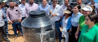 Entrega Ayto Los Cabos 50 tinacos en la delegación de CSL
