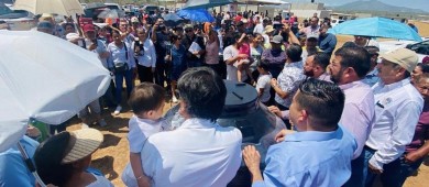 Entrega alcalde Oscar Leggs tinacos en la colonia Mezquites