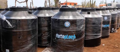 Entrega alcalde Oscar Leggs tinacos en la colonia Mezquites