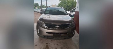 Recupera policía estatal vehículo robado y detiene a dos personas por delitos contra la salud