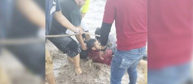 Arroyo tumba a ciclista que trató cruzarlo; fue rescatado a tiempo por ciudadanos