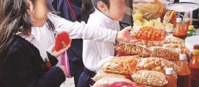 Uno de cada 2 niños, en riesgo de diabetes por alimentos chatarra; se vende en 98% de las escuelas