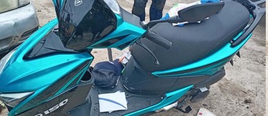 Detienen policías estatales a una persona por robo de vehículo