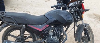 Detienen policías estatales a una persona por robo de vehículo