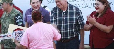 Entrega Castro Cosío 22 viviendas progresivas a familias de Santa Rosalía