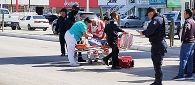 Joven se avienta del puente peatonal en Forjadores; fue llevada a un hospital