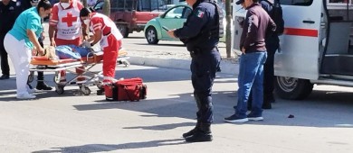 Joven se avienta del puente peatonal en Forjadores; fue llevada a un hospital